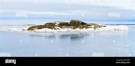 Das Gefrorene Meer: Ein Panorama aus Farbtönen und Emotionen!