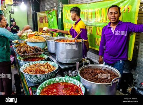 Der Markt von Yogyakarta: Eine bunte Symphonie des Alltagslebens und ein Fenster zur indonesischen Seele!